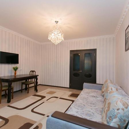 Cozy Apartment On Sarayshyq Street 5E Астана Экстерьер фото